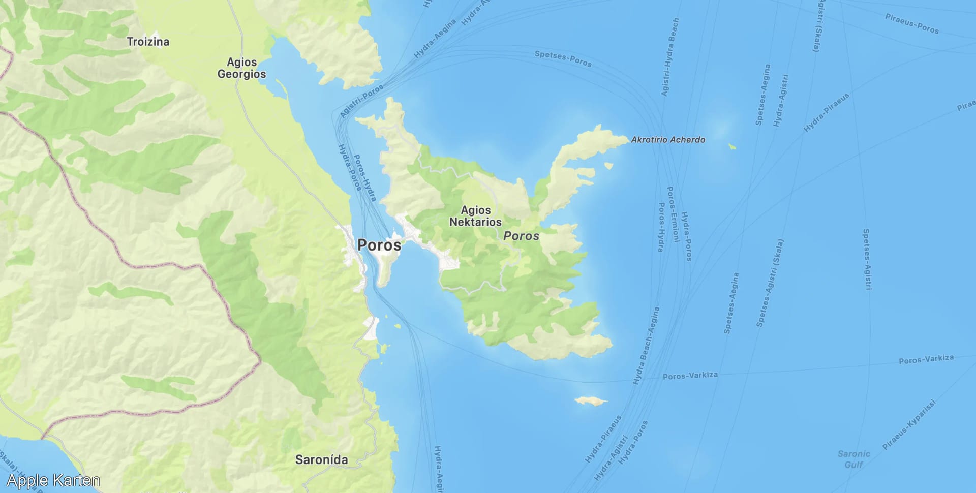 Poros mit grünen Hügeln und malerischem Hafen